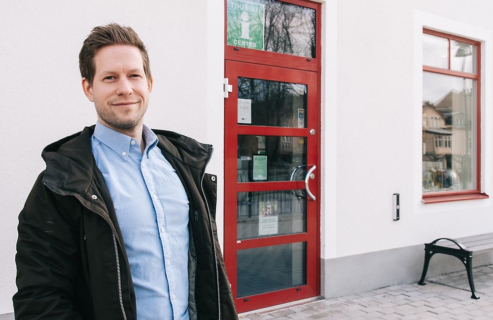 Näringslivsutvecklare Daniel Fagerlund utanför turistbyrån i Lindesberg.