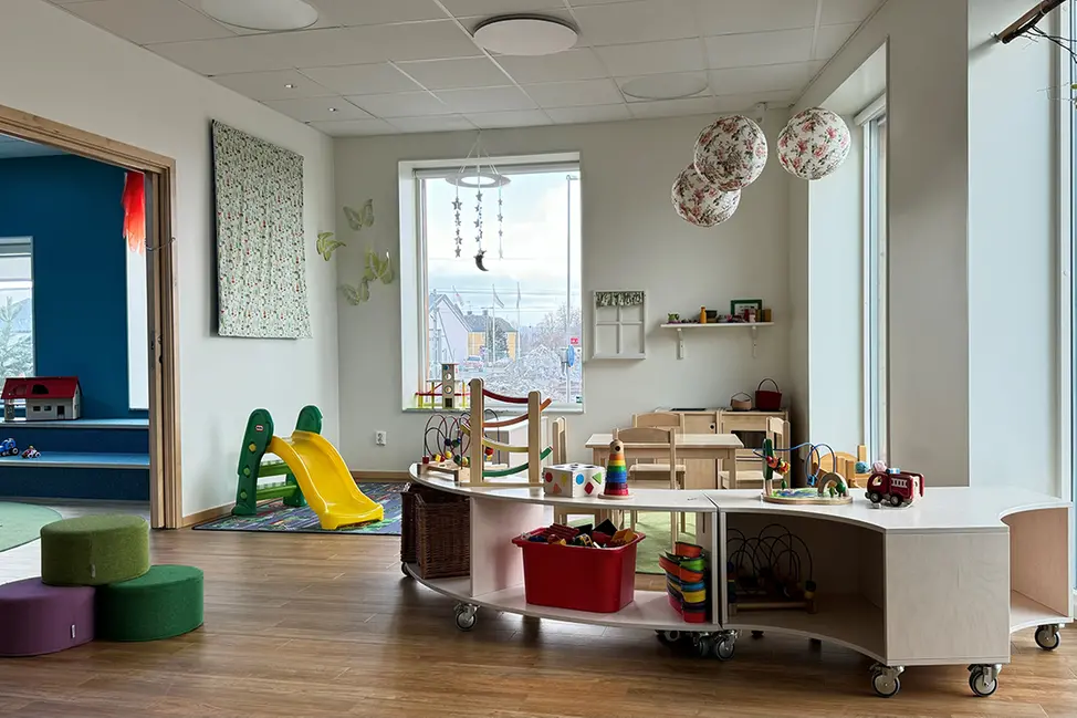 Rum fyllt med leksaker och färgglada dekorationer.