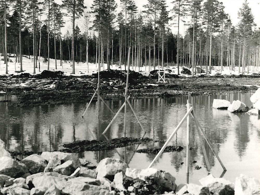 Byggplatsen drabbad av vårfloden i april 1977.